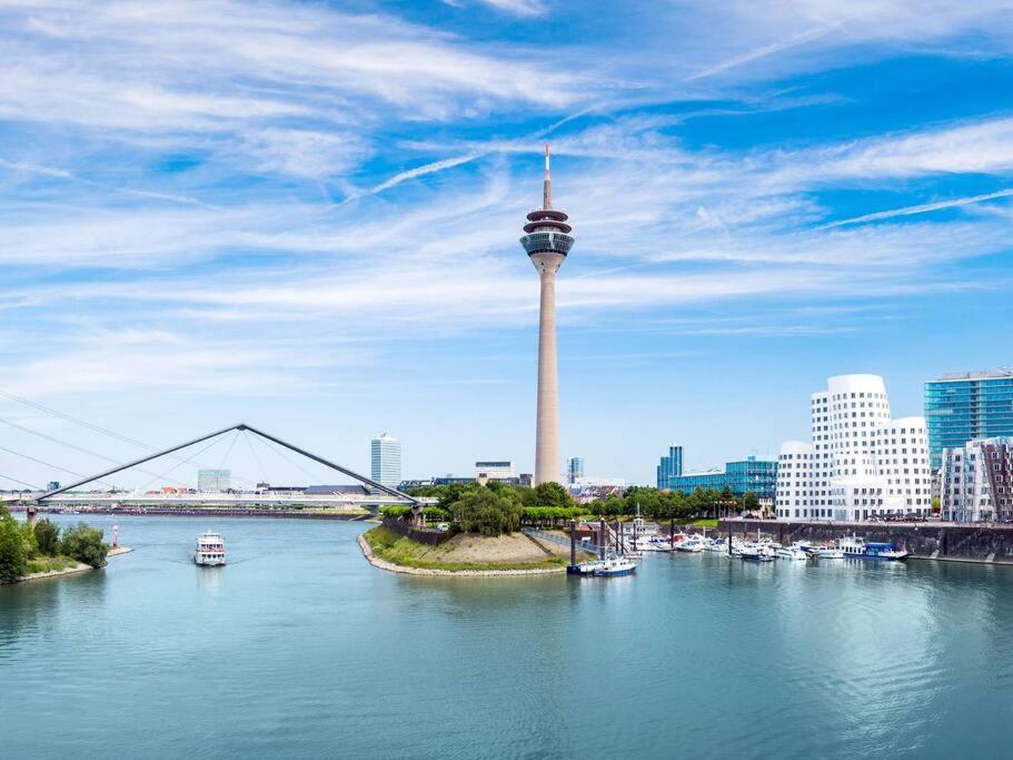 - Chilliges Zimmer In Dusseldorf Mit Balkon & Kuche; Big Tv And Bed - エクステリア 写真